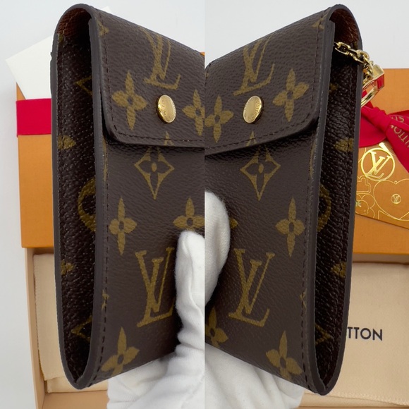 Authentic NEW Louis Vuitton Monogram Porte cles badge - Picture 6 of 9